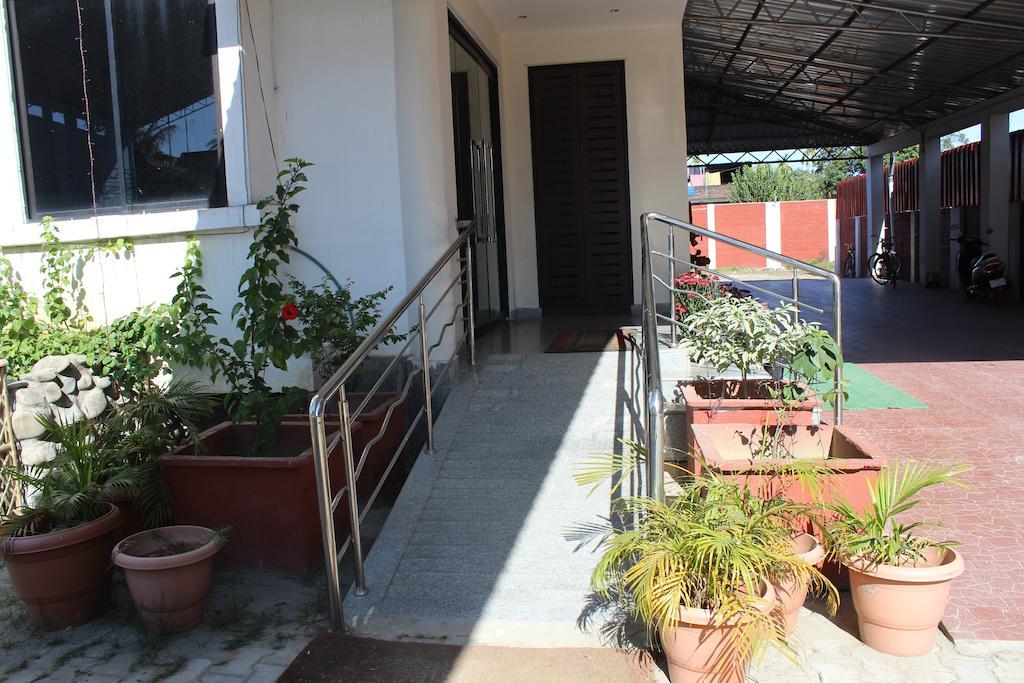 Dibrugarh Club House Hotel Buitenkant foto