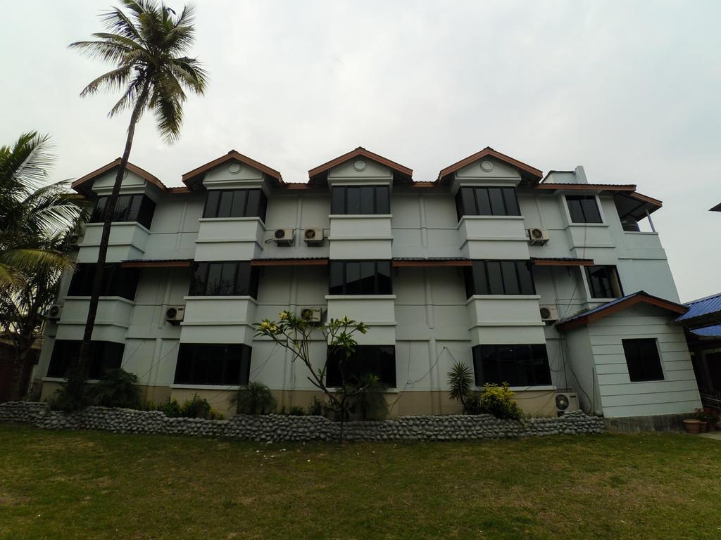 Dibrugarh Club House Hotel Buitenkant foto