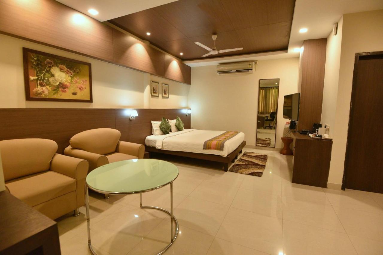 Dibrugarh Club House Hotel Buitenkant foto